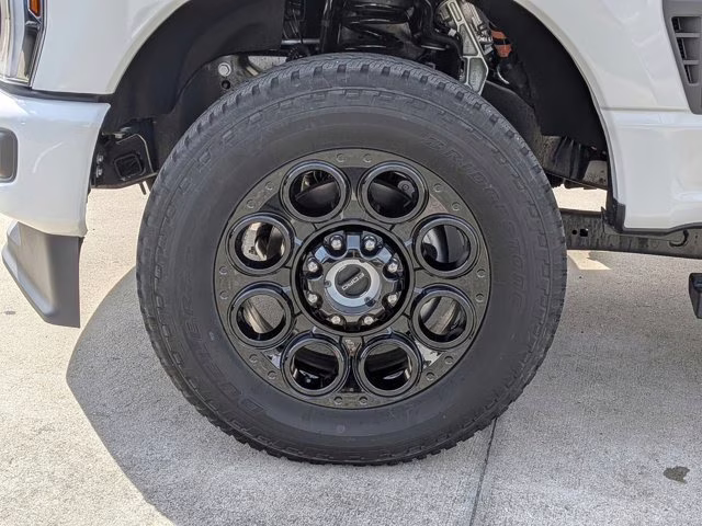 2026 White Metallic Ford Super Duty F-250 SRW LARIAT 4X4 Truck