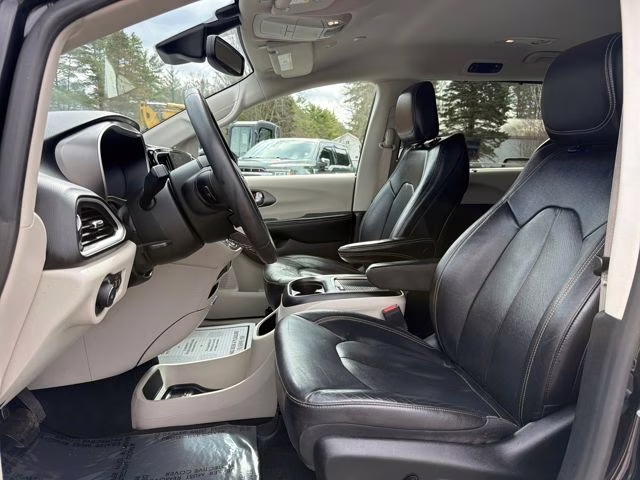 2022 Brilliant Black Crystal Pearlcoat Chrysler Pacifica Touring L FWD Van