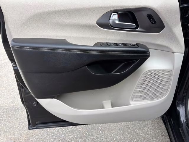 2022 Brilliant Black Crystal Pearlcoat Chrysler Pacifica Touring L FWD Van