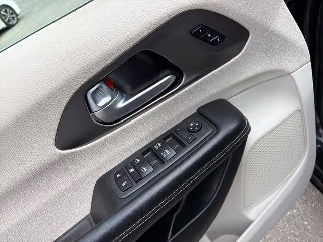 2022 Brilliant Black Crystal Pearlcoat Chrysler Pacifica Touring L FWD Van