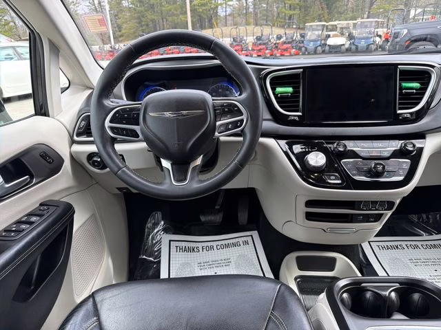 2022 Brilliant Black Crystal Pearlcoat Chrysler Pacifica Touring L FWD Van