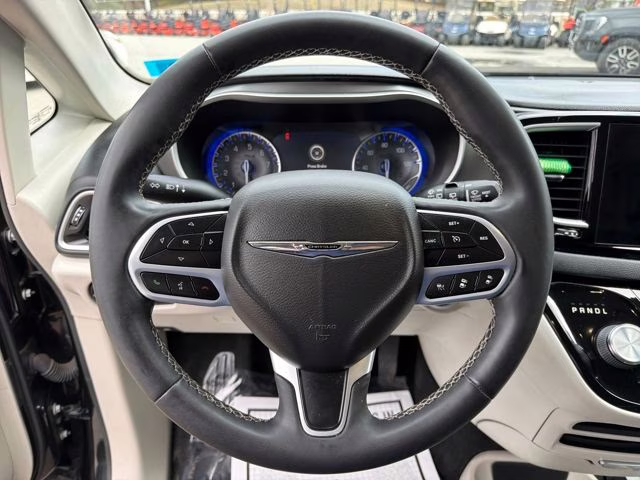 2022 Brilliant Black Crystal Pearlcoat Chrysler Pacifica Touring L FWD Van