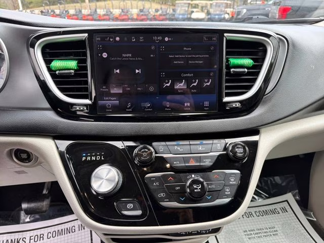 2022 Brilliant Black Crystal Pearlcoat Chrysler Pacifica Touring L FWD Van