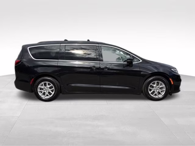 2022 Brilliant Black Crystal Pearlcoat Chrysler Pacifica Touring L FWD Van