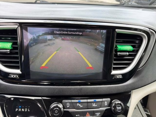 2022 Brilliant Black Crystal Pearlcoat Chrysler Pacifica Touring L FWD Van