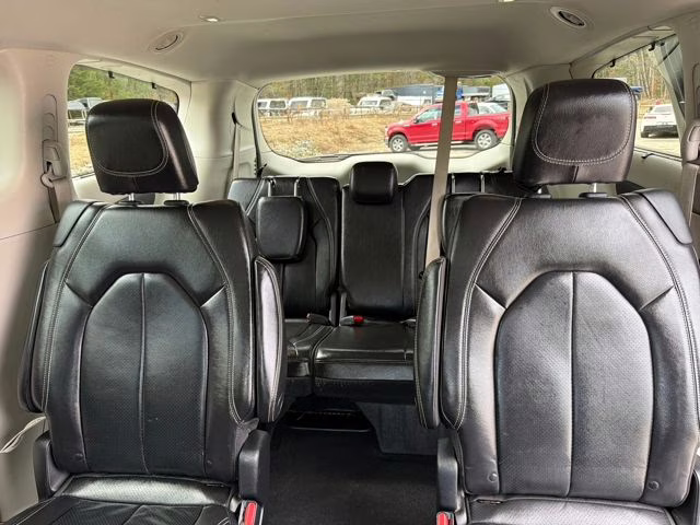 2022 Brilliant Black Crystal Pearlcoat Chrysler Pacifica Touring L FWD Van