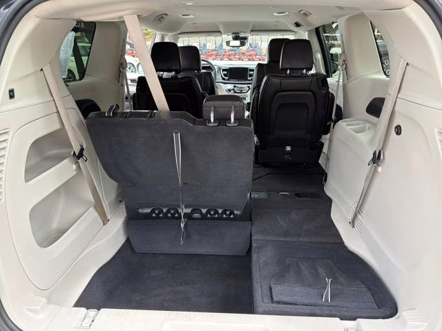 2022 Brilliant Black Crystal Pearlcoat Chrysler Pacifica Touring L FWD Van