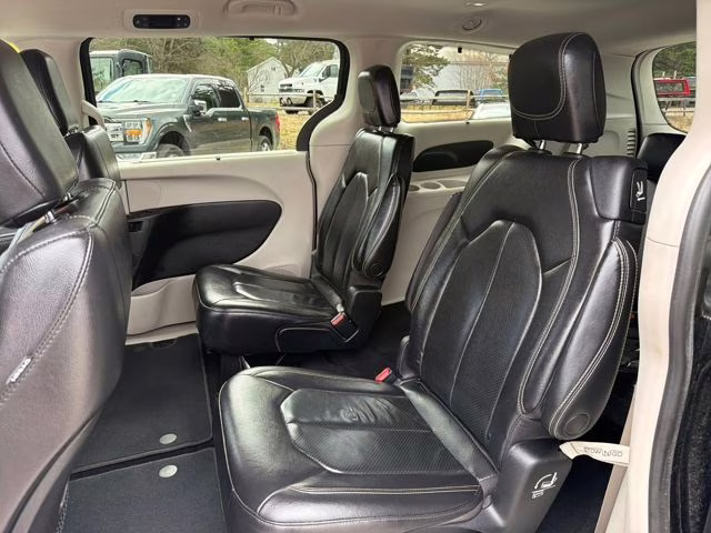 2022 Brilliant Black Crystal Pearlcoat Chrysler Pacifica Touring L FWD Van