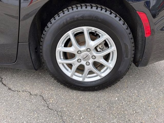 2022 Brilliant Black Crystal Pearlcoat Chrysler Pacifica Touring L FWD Van