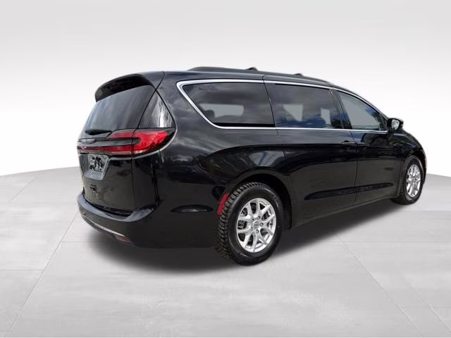 2022 Brilliant Black Crystal Pearlcoat Chrysler Pacifica Touring L FWD Van