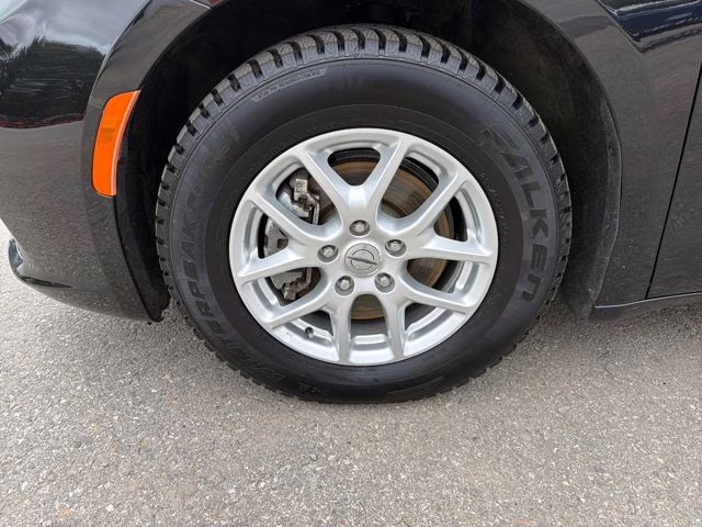 2022 Brilliant Black Crystal Pearlcoat Chrysler Pacifica Touring L FWD Van