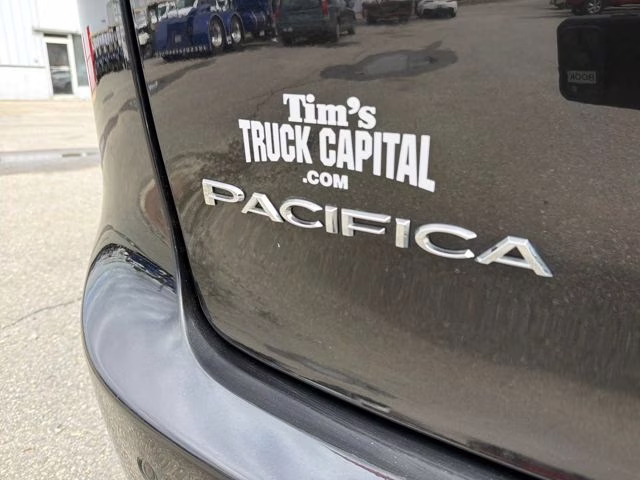 2022 Brilliant Black Crystal Pearlcoat Chrysler Pacifica Touring L FWD Van