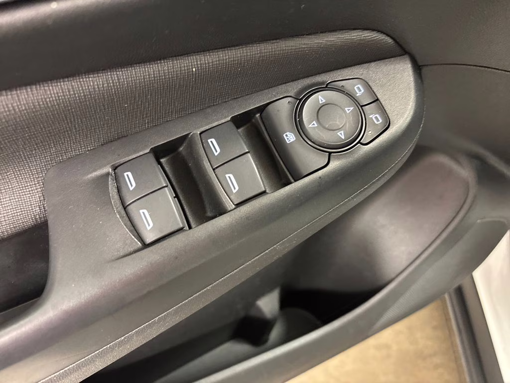 2025 Summit White Buick Envista Preferred FWD SUV