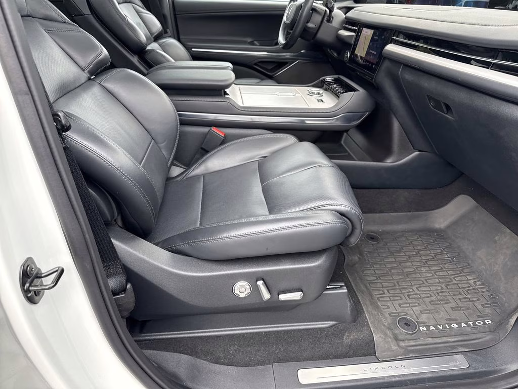 2025 Pristine White Metallic Tri-Coat Lincoln Navigator Reserve 4X4 SUV