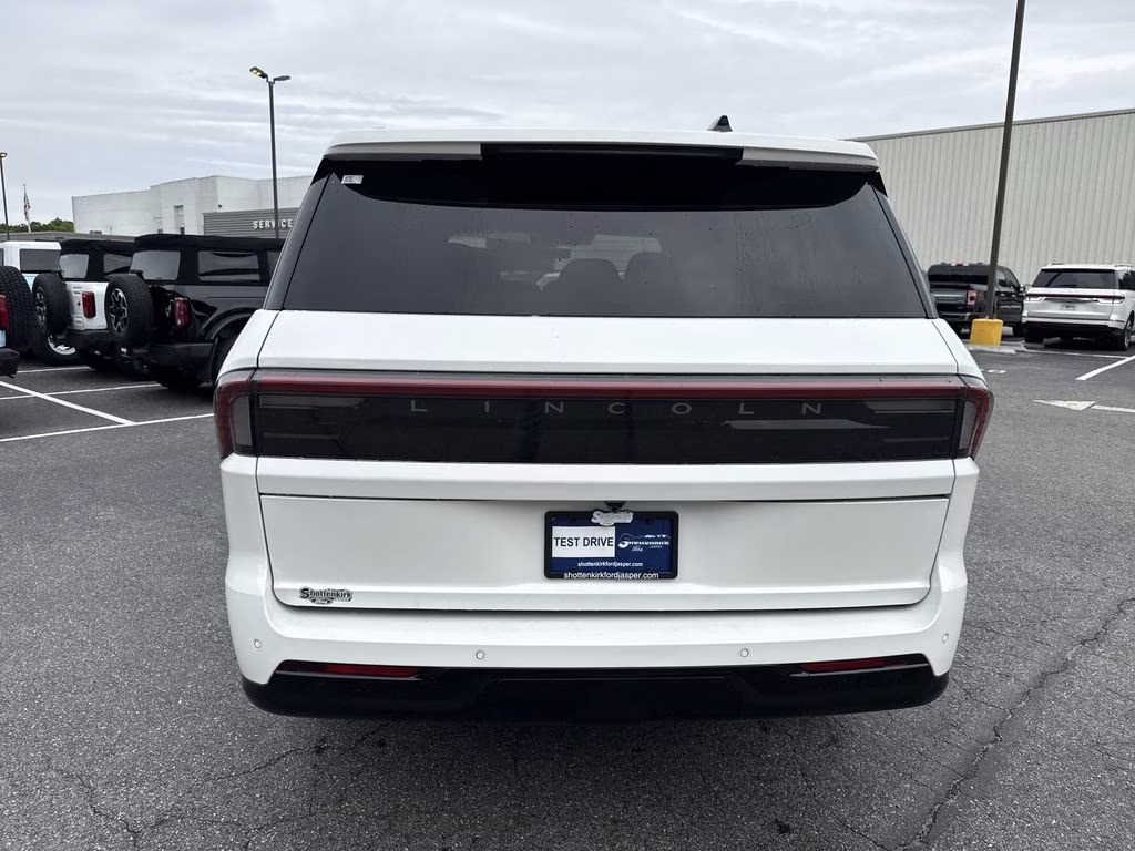 2025 Pristine White Metallic Tri-Coat Lincoln Navigator Reserve 4X4 SUV