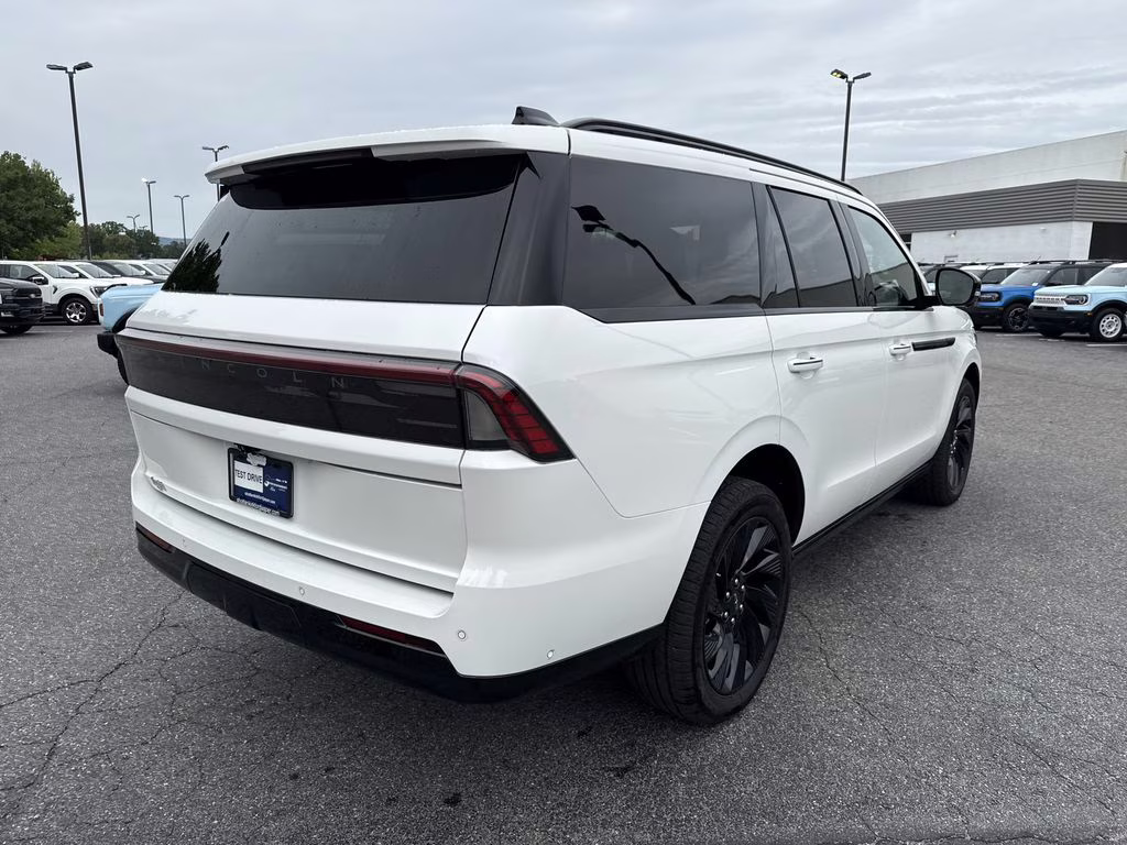 2025 Pristine White Metallic Tri-Coat Lincoln Navigator Reserve 4X4 SUV