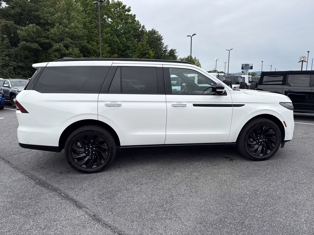 2025 Pristine White Metallic Tri-Coat Lincoln Navigator Reserve 4X4 SUV