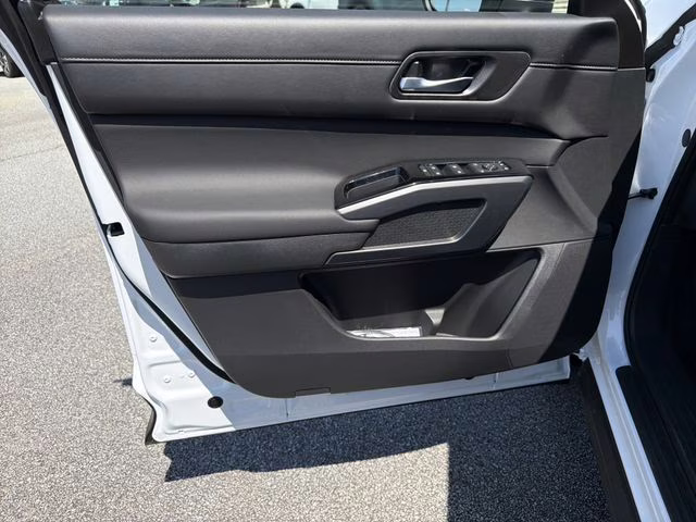 2026 Everest White Pearl Tricoat Nissan Pathfinder SL FWD SUV