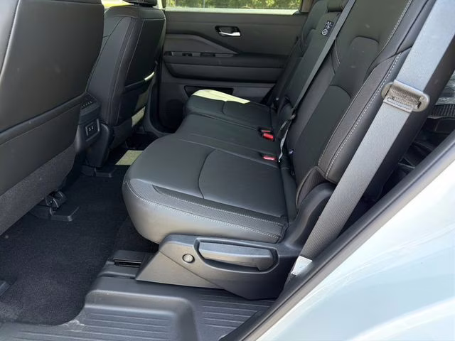 2026 Everest White Pearl Tricoat Nissan Pathfinder SL FWD SUV