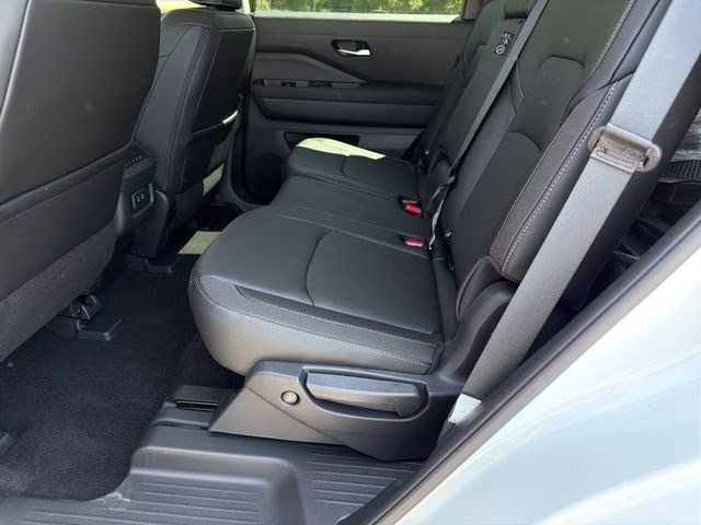 2026 Everest White Pearl Tricoat Nissan Pathfinder SL FWD SUV