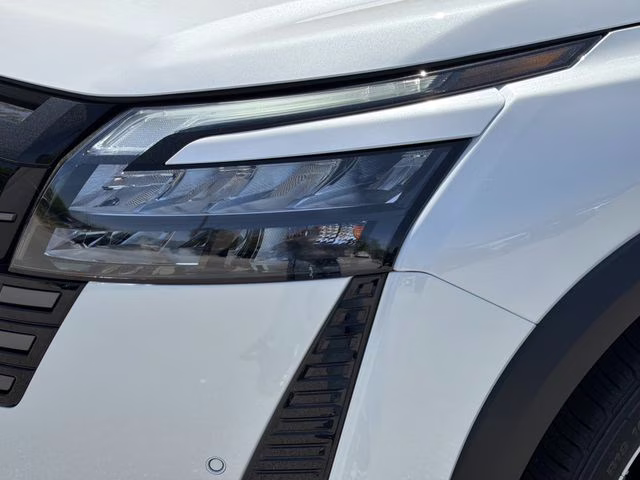 2026 Everest White Pearl Tricoat Nissan Pathfinder SL FWD SUV