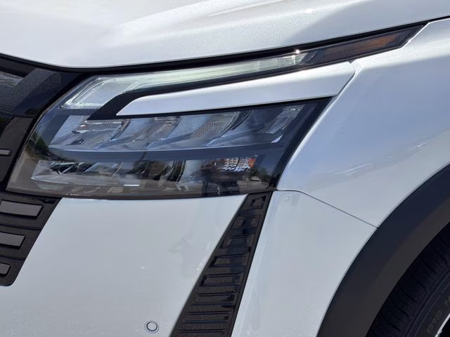 2026 Everest White Pearl Tricoat Nissan Pathfinder SL FWD SUV