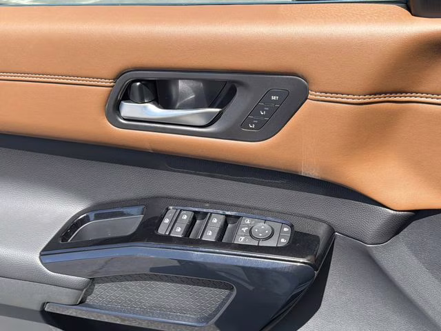 2026 Everest White Pearl/Black Nissan Pathfinder Platinum 4X4 SUV