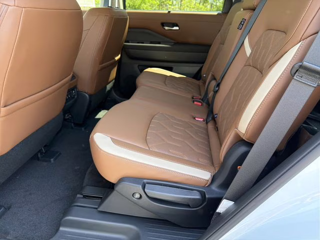 2026 Everest White Pearl/Black Nissan Pathfinder Platinum 4X4 SUV