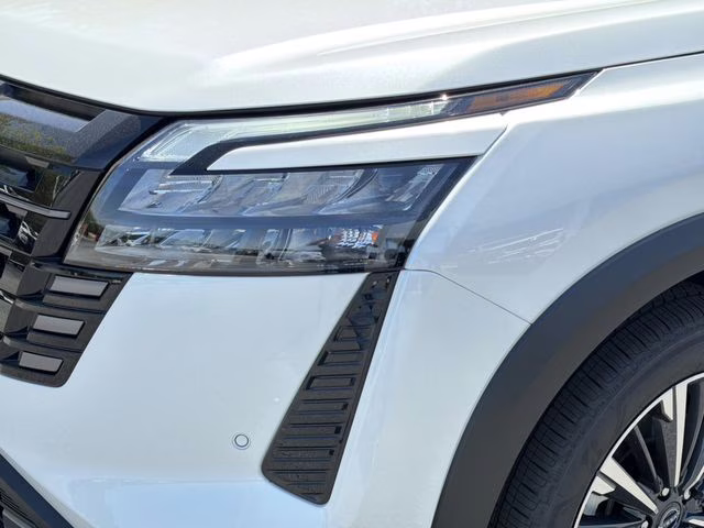 2026 Everest White Pearl/Black Nissan Pathfinder Platinum 4X4 SUV