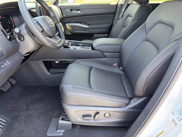 2026 Everest White Pearl Tricoat Nissan Pathfinder SL FWD SUV