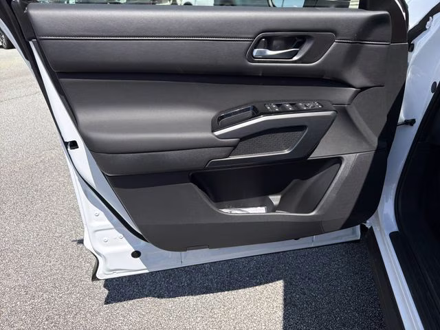 2026 Everest White Pearl Tricoat Nissan Pathfinder SL FWD SUV