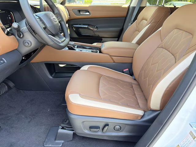 2026 Everest White Pearl/Black Nissan Pathfinder Platinum 4X4 SUV