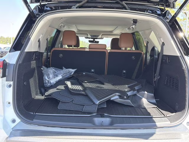 2026 Everest White Pearl/Black Nissan Pathfinder Platinum 4X4 SUV