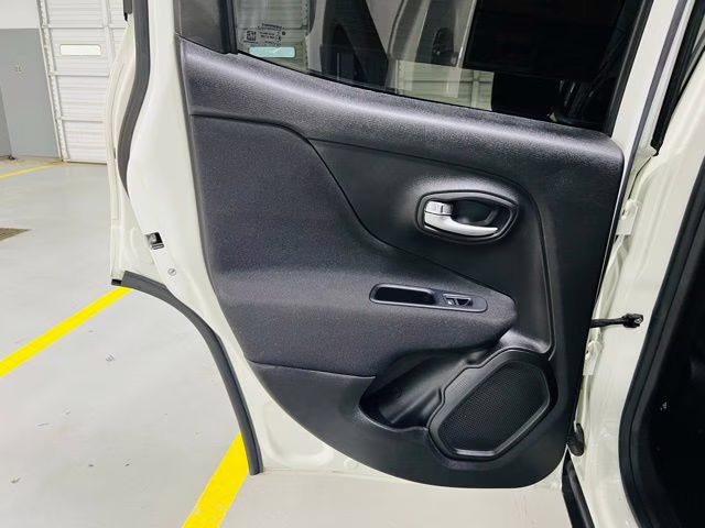 2019 Alpine White Clearcoat Jeep Renegade Latitude 4X4 SUV