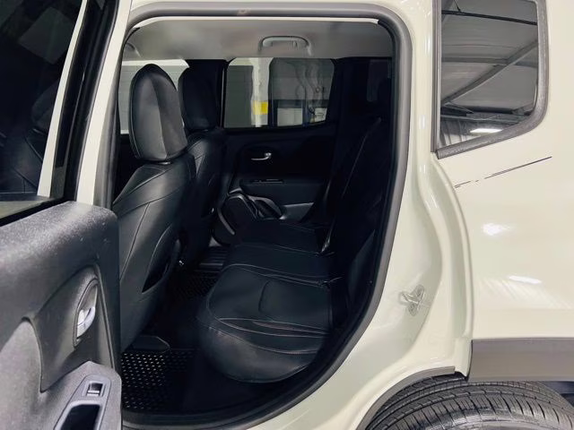 2019 Alpine White Clearcoat Jeep Renegade Latitude 4X4 SUV