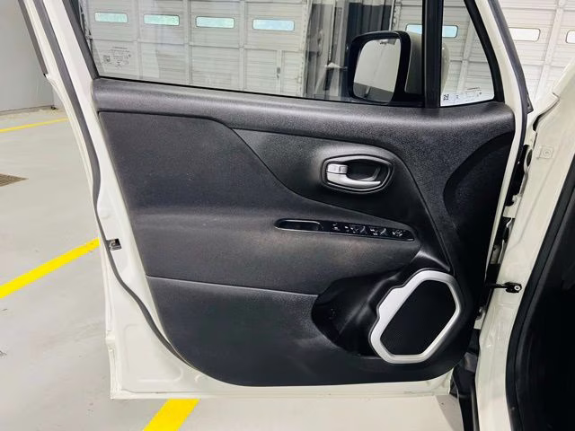 2019 Alpine White Clearcoat Jeep Renegade Latitude 4X4 SUV