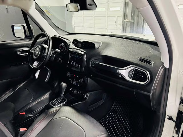 2019 Alpine White Clearcoat Jeep Renegade Latitude 4X4 SUV