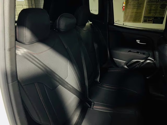 2019 Alpine White Clearcoat Jeep Renegade Latitude 4X4 SUV