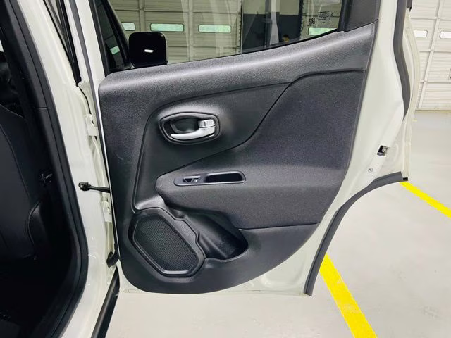 2019 Alpine White Clearcoat Jeep Renegade Latitude 4X4 SUV