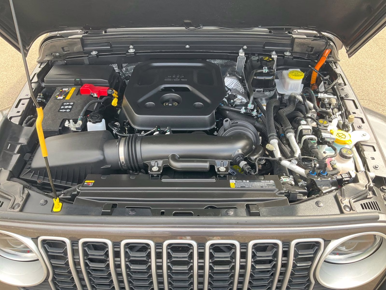 2025 Granite Crystal Metallic Clearcoat Jeep Wrangler Sahara 4xe 4X4 SUV