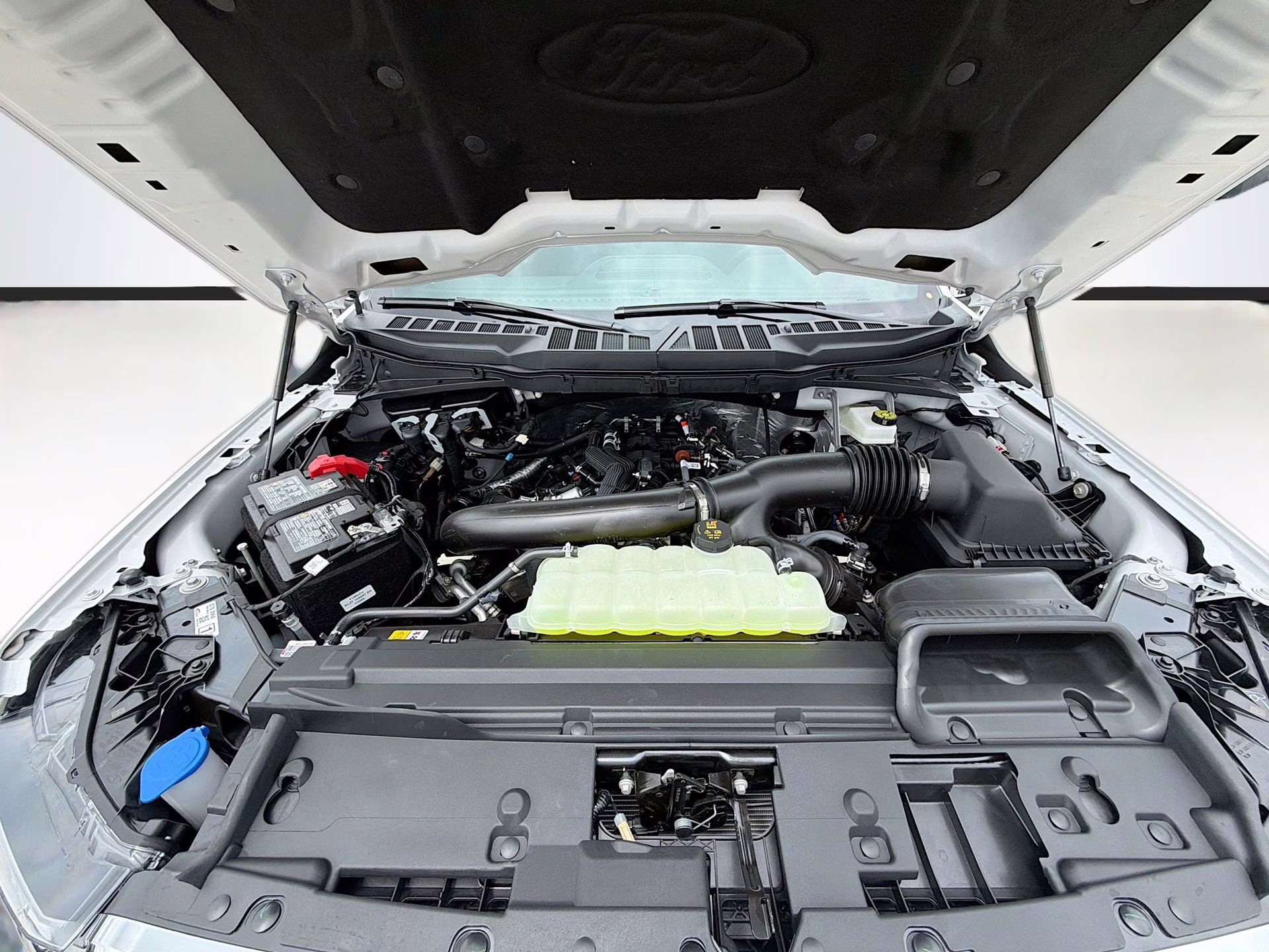 2026 Star White Metallic Tri-Coat Ford F-150 Lariat 4X4 Truck