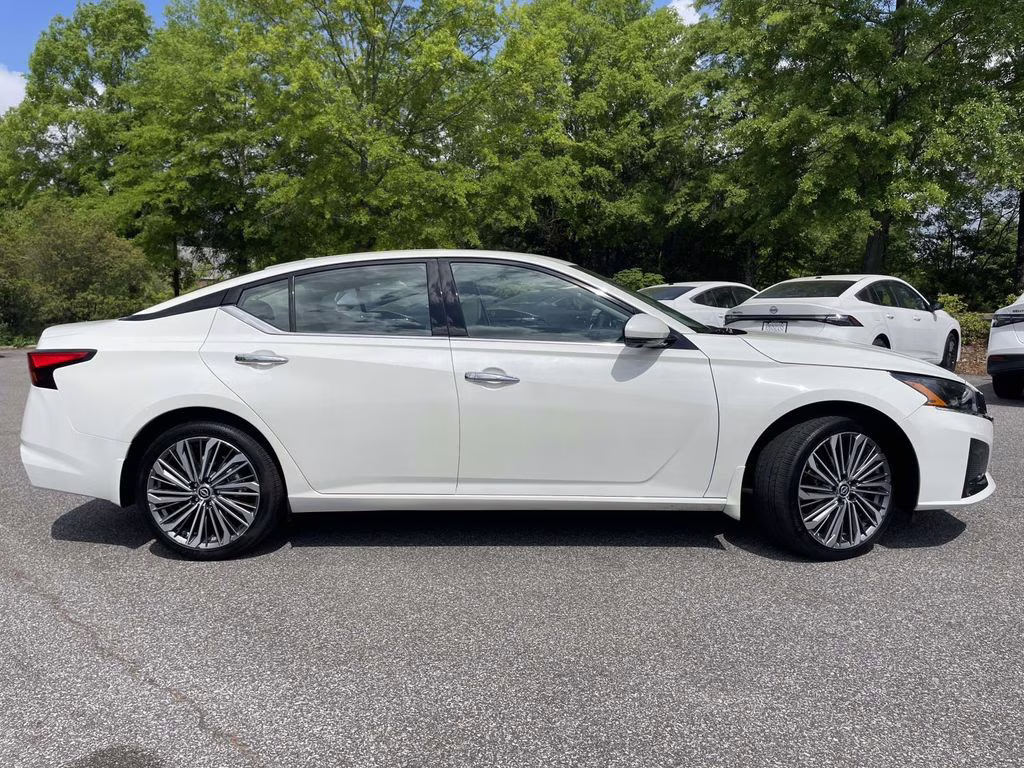 2025 Pearl White Tricoat Nissan Altima 2.5 SL AWD Sedan