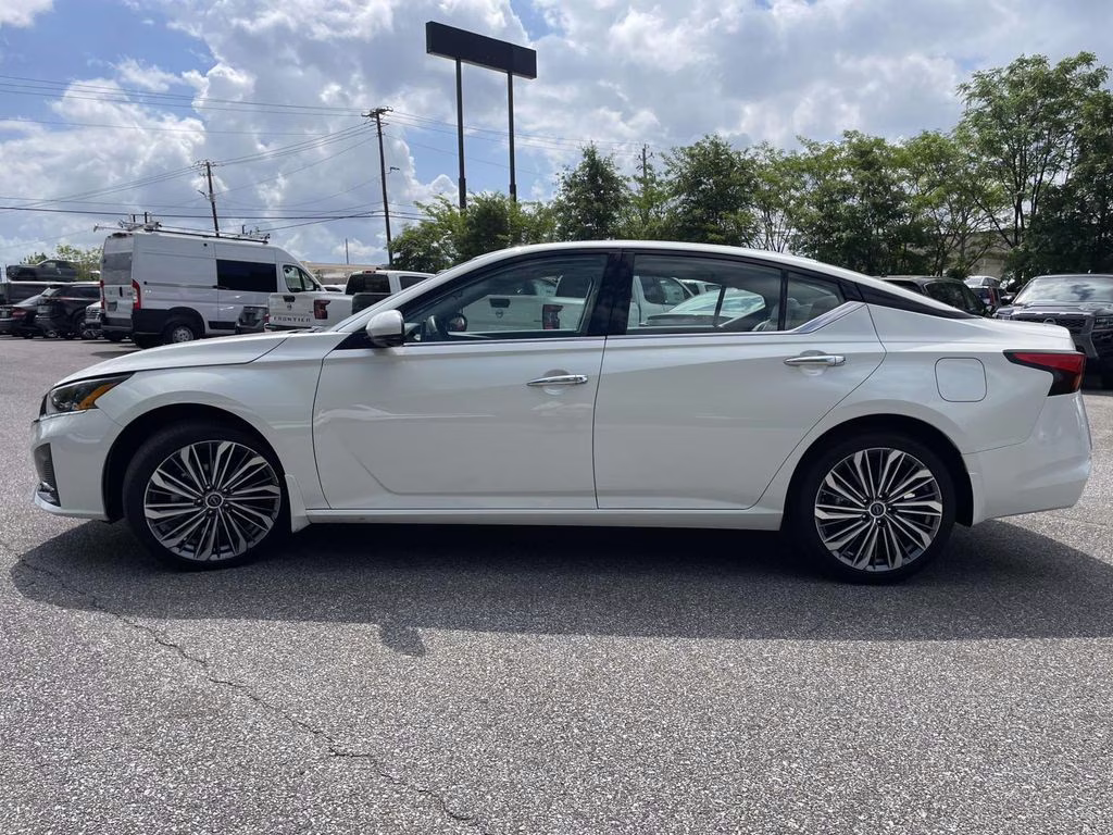 2025 Pearl White Tricoat Nissan Altima 2.5 SL AWD Sedan