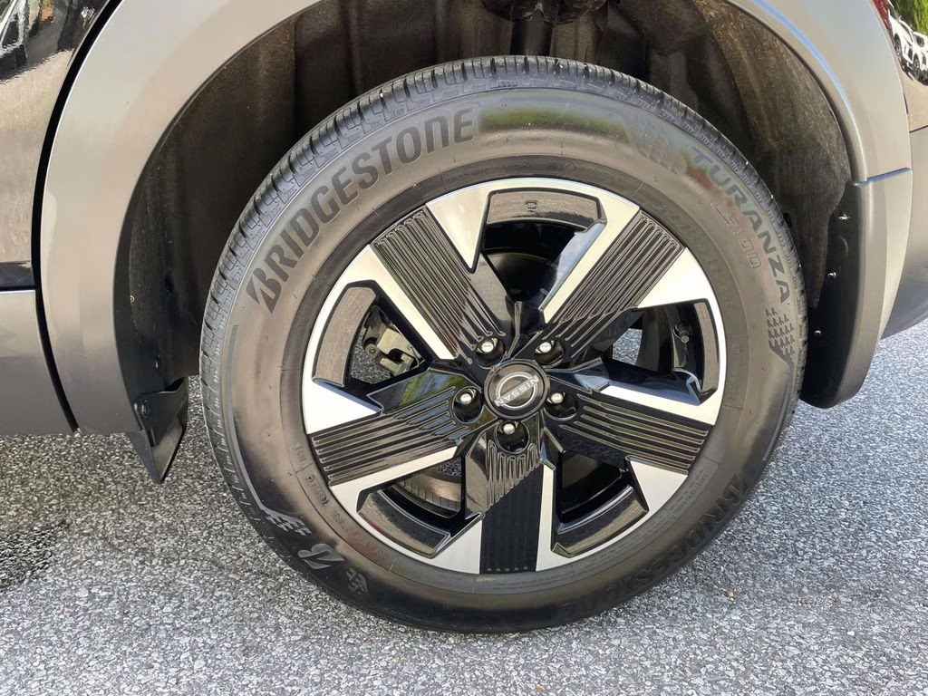 2025 Super Black Nissan Kicks SR AWD SUV