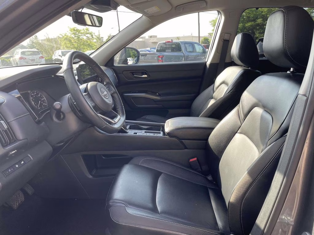 2024 Gun Metallic Nissan Pathfinder SL FWD SUV