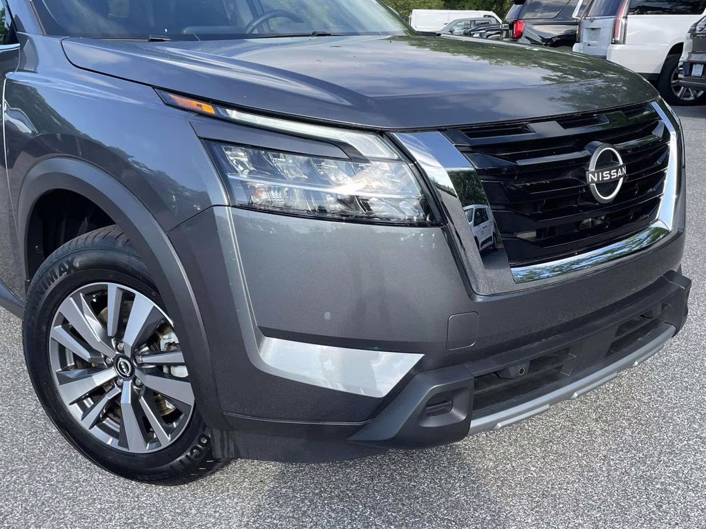 2024 Gun Metallic Nissan Pathfinder SL FWD SUV