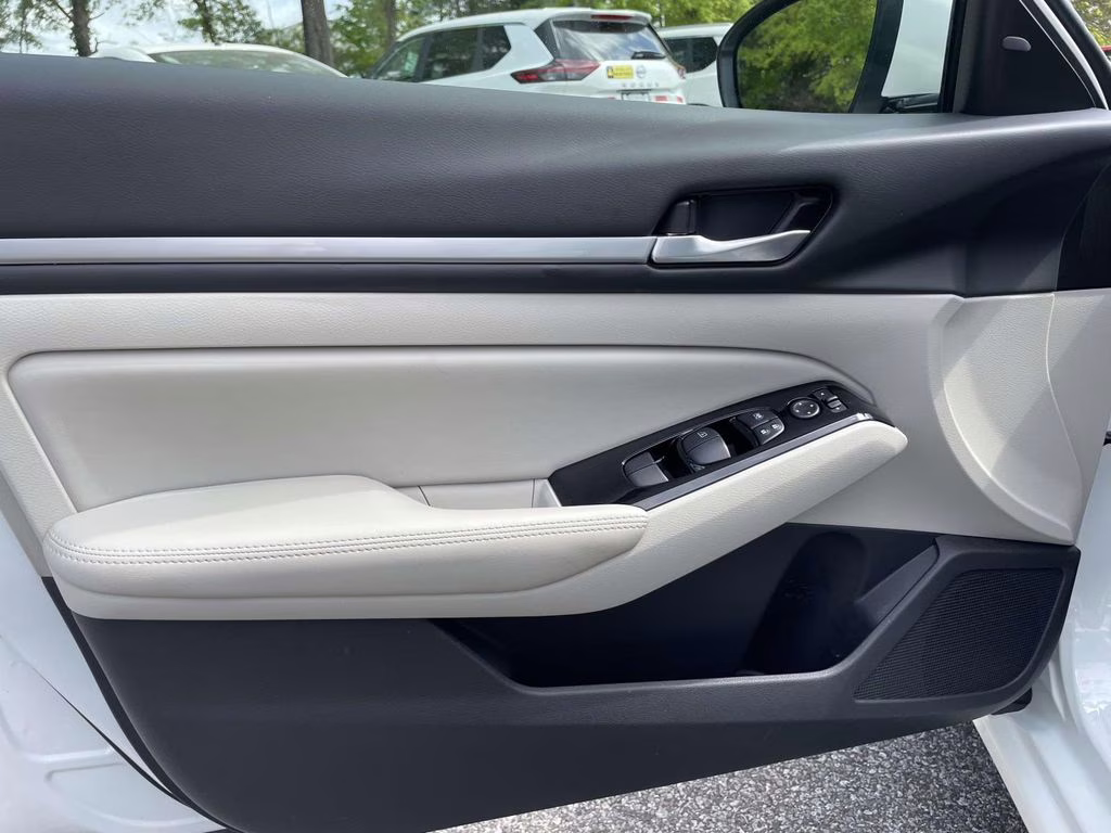 2025 Pearl White Tricoat Nissan Altima 2.5 SL AWD Sedan