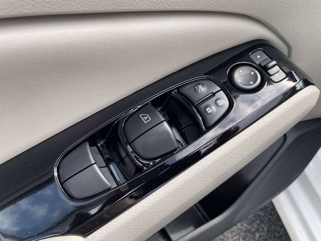 2025 Pearl White Tricoat Nissan Altima 2.5 SL AWD Sedan