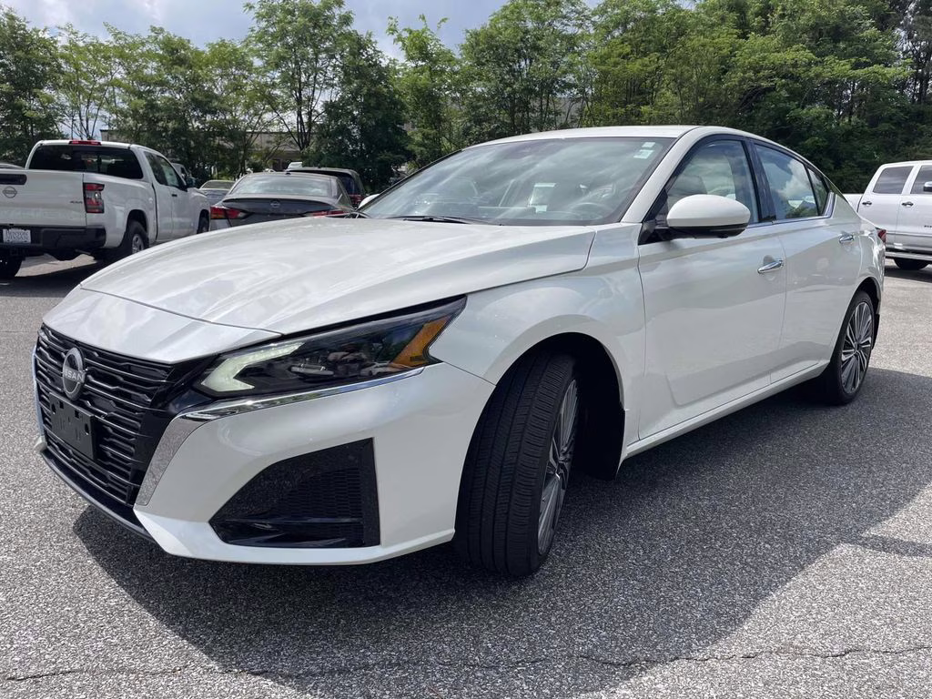 2025 Pearl White Tricoat Nissan Altima 2.5 SL AWD Sedan