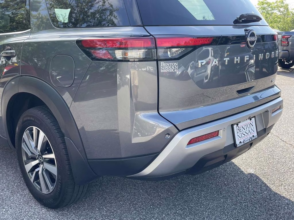 2024 Gun Metallic Nissan Pathfinder SL FWD SUV